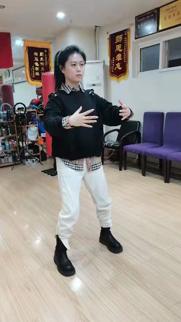 yiquan zhanzhuang female student cheng bao stance standing practice3