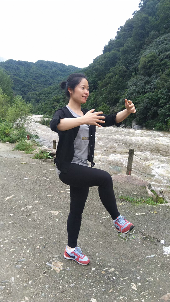 yiquan zhanzhuang female student one legged stance standing practice health
