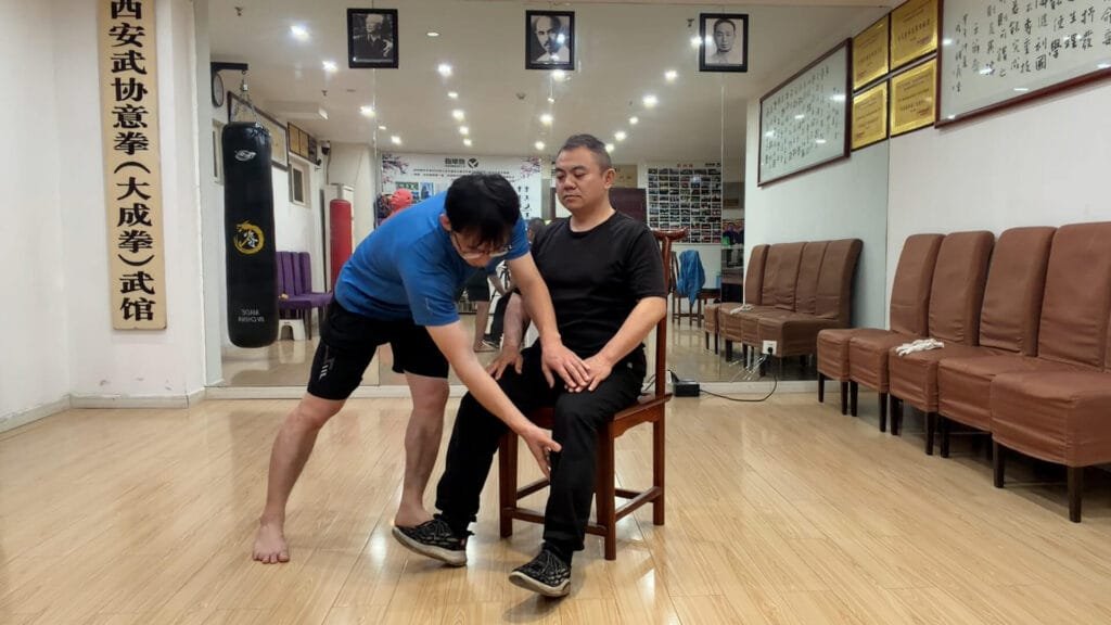 Zhanzhuang para adultos mayores, personas con poca fuerza y movilidad limitada 4 Demostración de Zhanzhuang sentado para personas con movilidad limitada